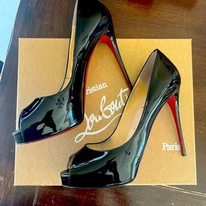 Christian Louboutin Very Prive Peep-toe patent leather pump